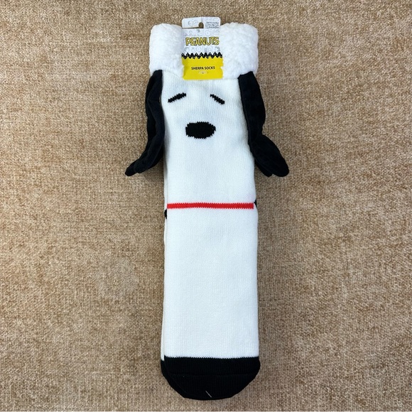 Peanuts Snoopy New Sherpa Crew Sleep Socks Size 7-9.5 - Picture 1 of 8